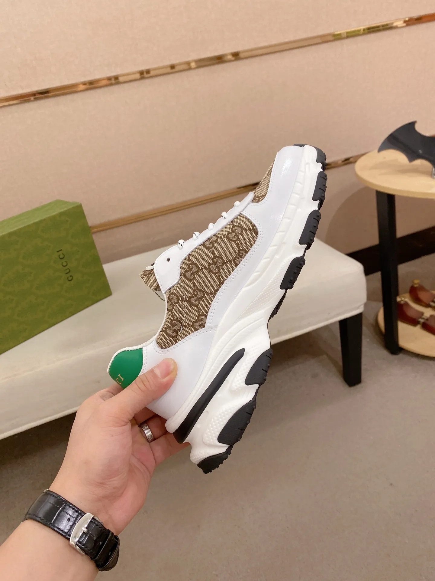 Men's men's shoes 442💰🇮🇹🇮🇹GUCCI🔍🔍new models are on sale at the same time at the counter. The uppers are made of top-grain cowhide imported from Italy. Fully imported genuine leather lining 💪💪, completely 1⃣️ to 1⃣️ replica 🇮🇹💪💪, ⚠ sole: original sole provided by the original factory, exclusive movable molded sole super comfortable, ⚠ original factory follow-up, 🔍🔍 high quality, you can go in and out of the counter at will, welcome to compare⚠. Code number: 38-44. Can be customized 45-46